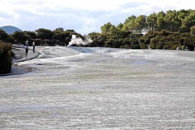 Wai-O-Tapu Geothermal Valley, & Hot River - Guide quality matters: why small details make the day smoother
