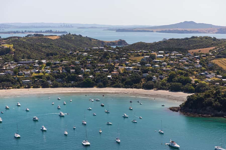Waiheke Island: Afternoon Wine Tour with Oceanfront Lunch - Meeting Your Guide and Getting Around on the Island