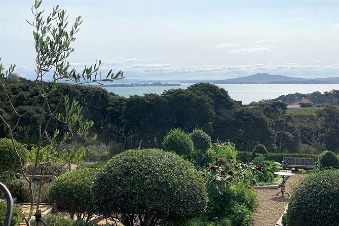 Waiheke Island Vineyards and Bush Walk - Vineyard stops: what Mudbrick or Cable Bay means for your day