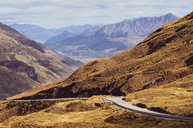 Wanaka Private Day Trip from Queenstown: TravelnGo - Wanaka town time and Lake Wanaka icon moments