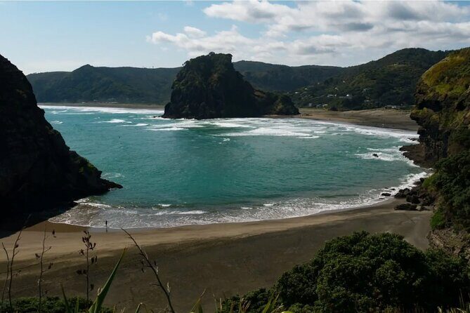 West Coast Discovery Tour - Karekare Falls: the easy walk that rewards your feet